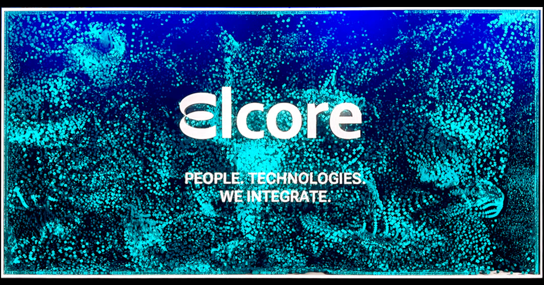 Elcore Day LED ekranından yakın plan: Elcore logosunun çevresinde organik desenler oluşturan camgöbeği generative partiküller