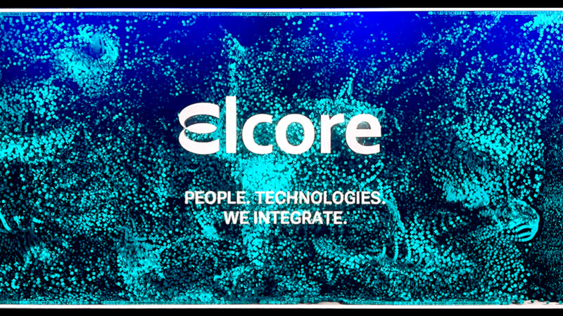 LED ekranda Elcore logosuyla camgöbeği generative partikül görseli