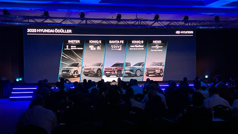 Hyundai bayi toplantısında geniş LED ekrandaki ödül töreni sayfaları